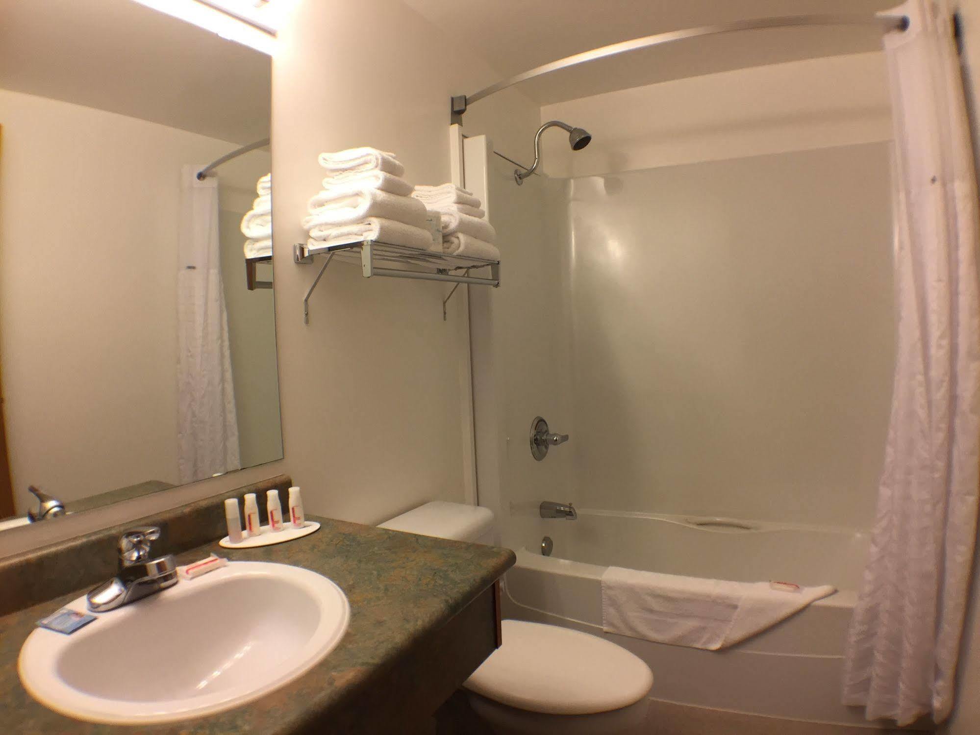 Super 8 By Wyndham Kenora Hotel Luaran gambar