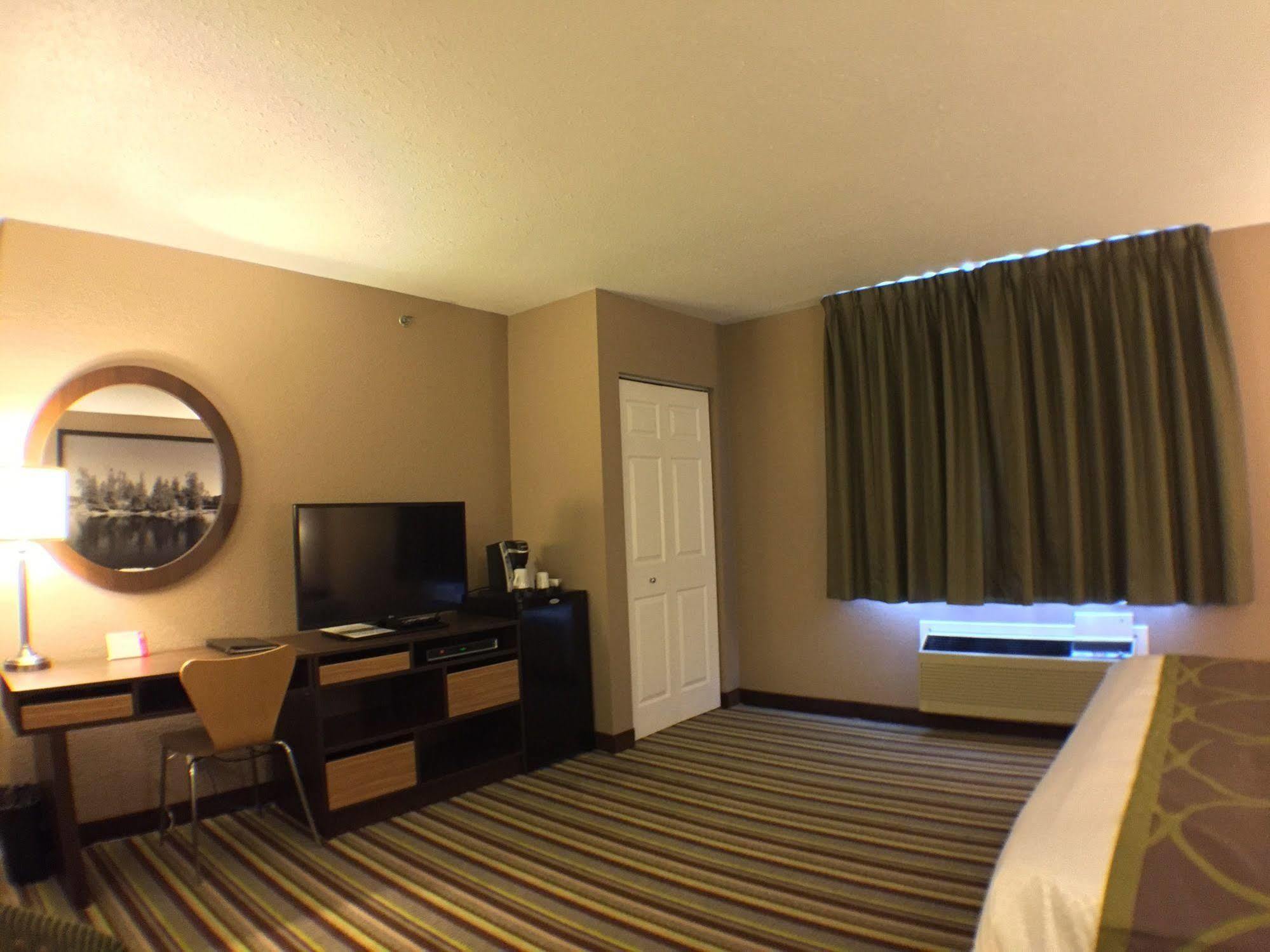 Super 8 By Wyndham Kenora Hotel Luaran gambar